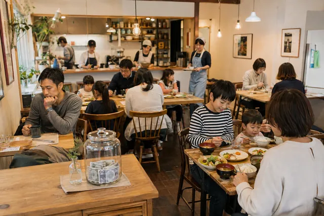 Kafe komuniti dengan makanan sokongan kanak-kanak